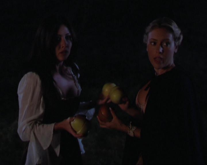 Charmed-Online_dot_net-3x04AllHalliwellsEve2019.jpg