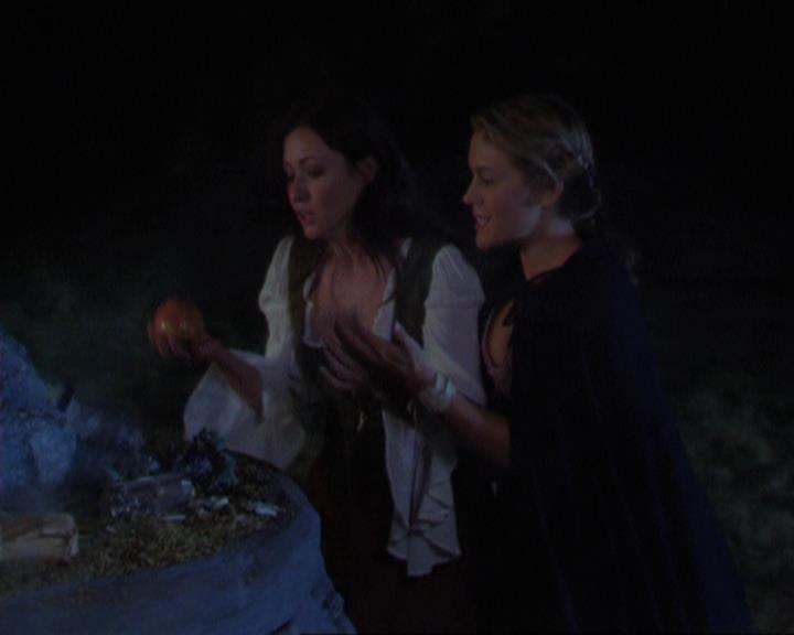 Charmed-Online_dot_net-3x04AllHalliwellsEve2048.jpg
