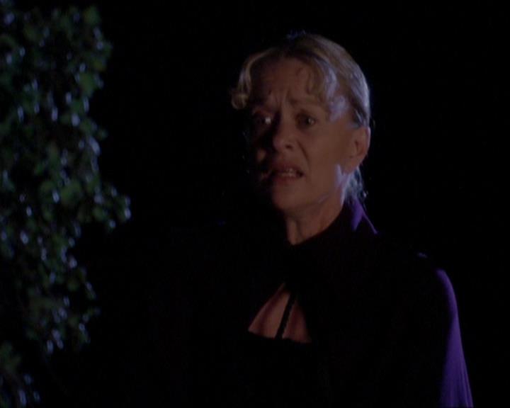 Charmed-Online_dot_net-3x04AllHalliwellsEve2120.jpg