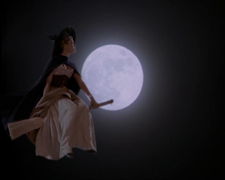 Charmed-Online_dot_net-3x04AllHalliwellsEve2123.jpg