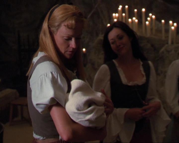 Charmed-Online_dot_net-3x04AllHalliwellsEve2135.jpg