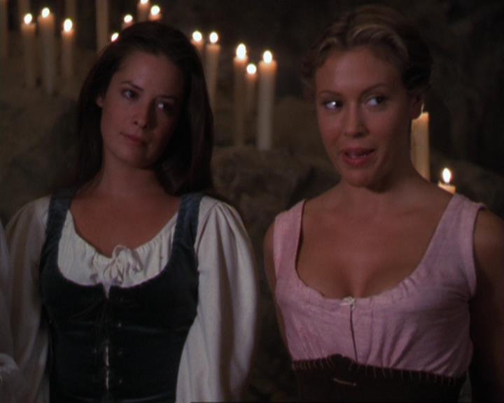 Charmed-Online_dot_net-3x04AllHalliwellsEve2162.jpg