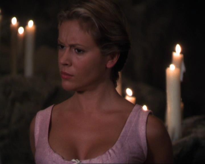 Charmed-Online_dot_net-3x04AllHalliwellsEve2190.jpg