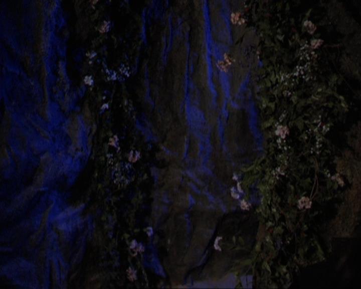Charmed-Online_dot_net-3x04AllHalliwellsEve2208.jpg