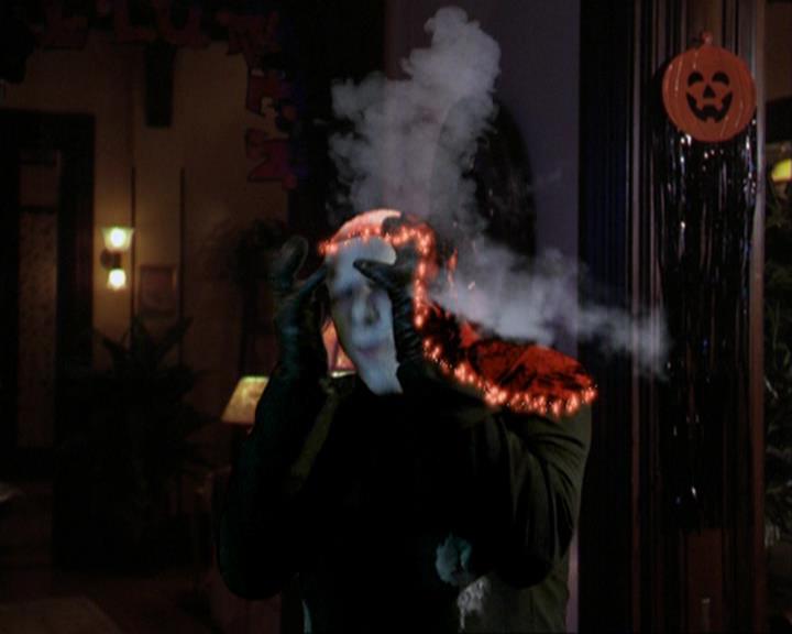 Charmed-Online_dot_net-3x04AllHalliwellsEve2236.jpg