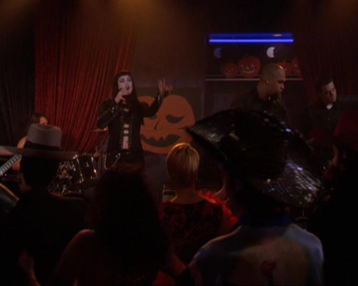Charmed-Online_dot_net-3x04AllHalliwellsEve2294.jpg