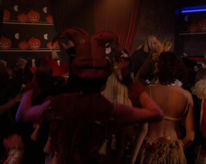 Charmed-Online_dot_net-3x04AllHalliwellsEve2308.jpg