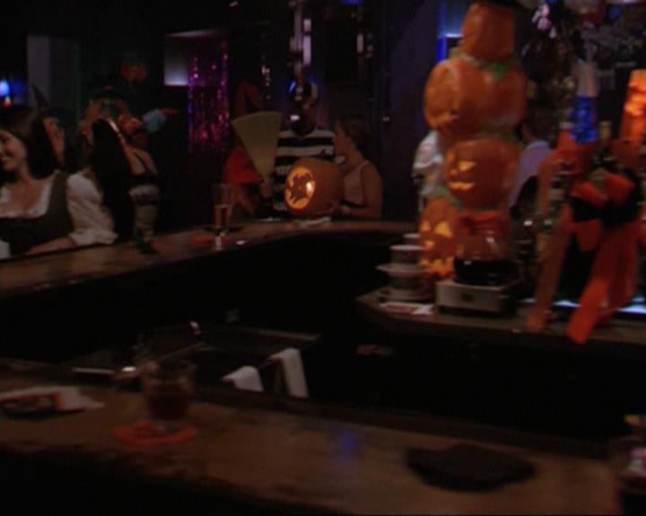 Charmed-Online_dot_net-3x04AllHalliwellsEve2323.jpg