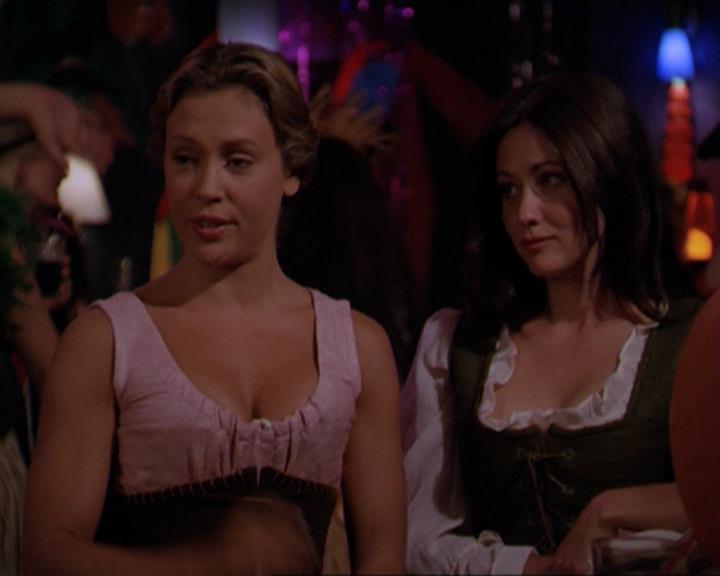 Charmed-Online_dot_net-3x04AllHalliwellsEve2334.jpg