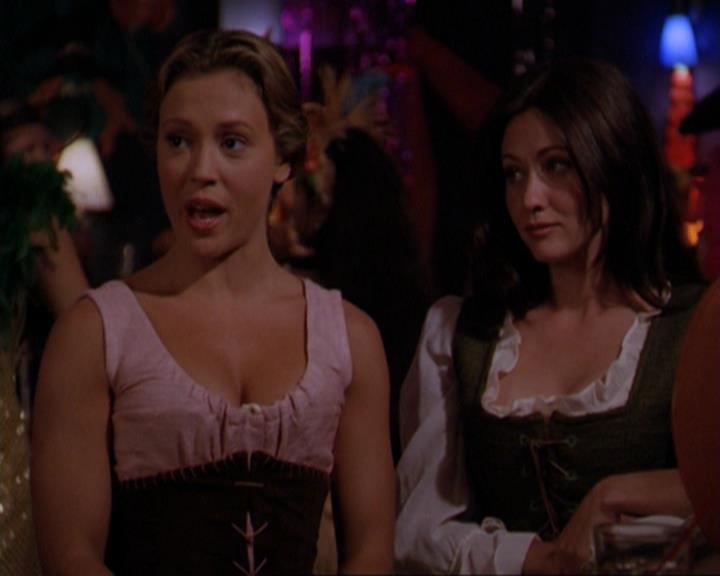 Charmed-Online_dot_net-3x04AllHalliwellsEve2336.jpg