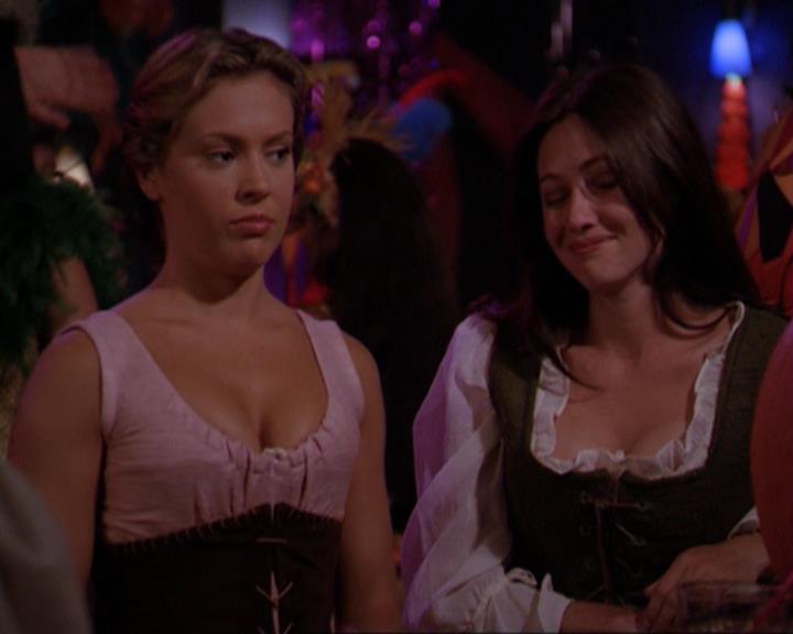 Charmed-Online_dot_net-3x04AllHalliwellsEve2374.jpg Charmed-Online_dot_net-3x04AllHalliwellsEve2374.jpg