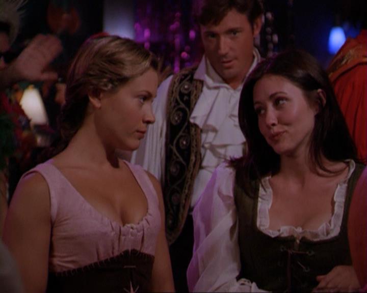 Charmed-Online_dot_net-3x04AllHalliwellsEve2381.jpg