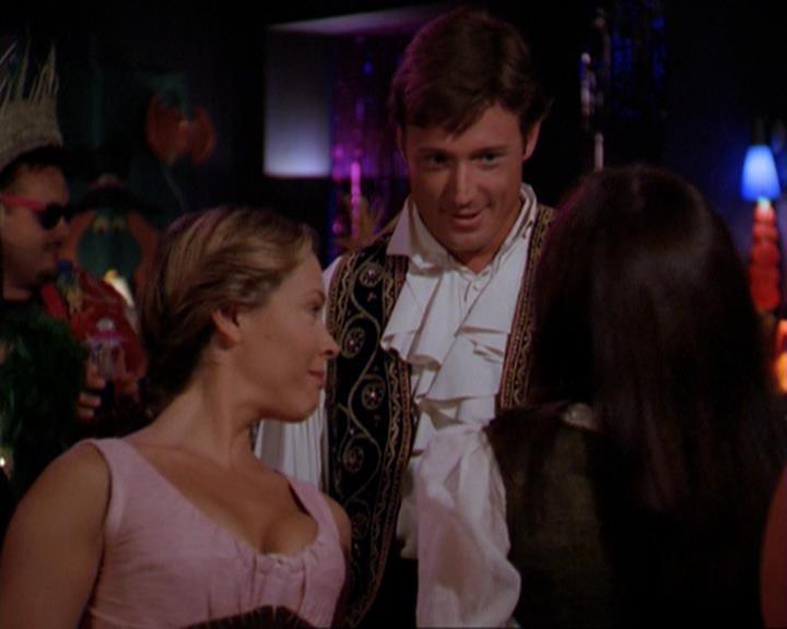Charmed-Online_dot_net-3x04AllHalliwellsEve2394.jpg