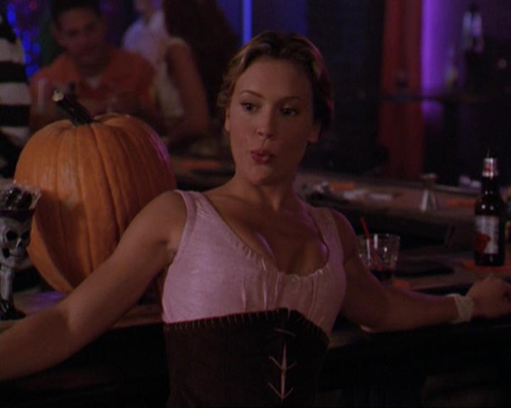 Charmed-Online_dot_net-3x04AllHalliwellsEve2408.jpg