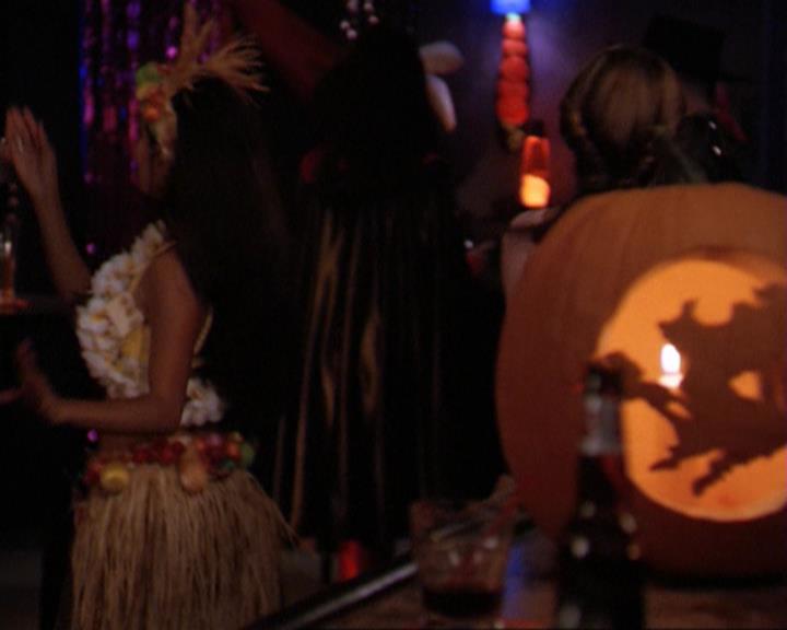 Charmed-Online_dot_net-3x04AllHalliwellsEve2413.jpg