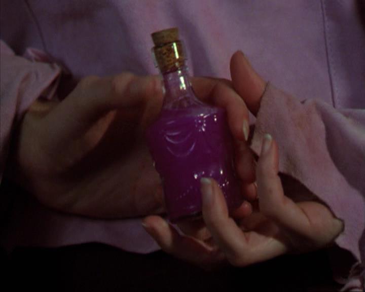 Charmed-Online-dot-net_309SleuthingWithTheEnemy1803.jpg