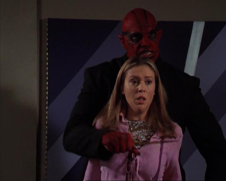 Charmed-Online-dot-net_309SleuthingWithTheEnemy1834.jpg