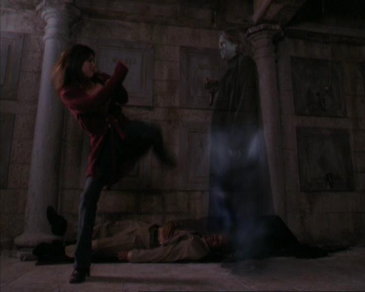 Charmed-Online-dot-316DeathTakesAHalliwell1388.jpg Charmed-Online-dot-316DeathTakesAHalliwell1388.jpg