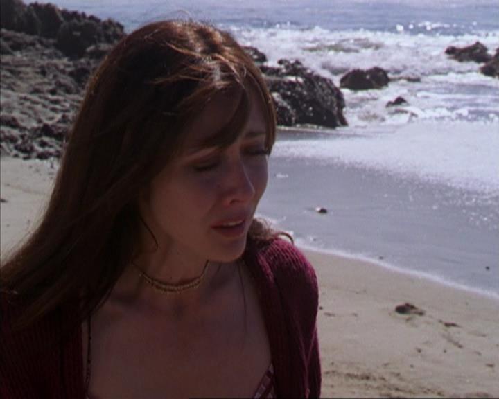 Charmed-Online-dot-316DeathTakesAHalliwell1681.jpg Charmed-Online-dot-316DeathTakesAHalliwell1681.jpg