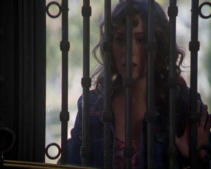Charmed-Online-dot-316DeathTakesAHalliwell1942.jpg