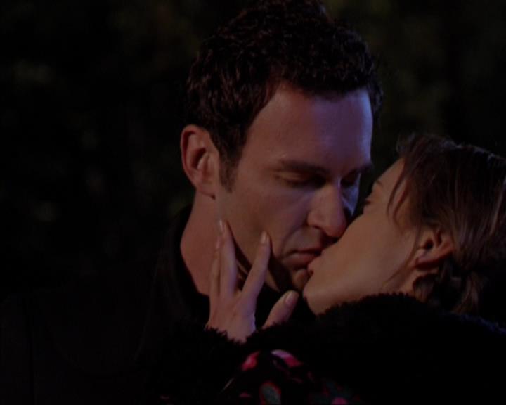 Charmed-Online-dot-319TheDemonWhoCameInFromTheCold0173.jpg