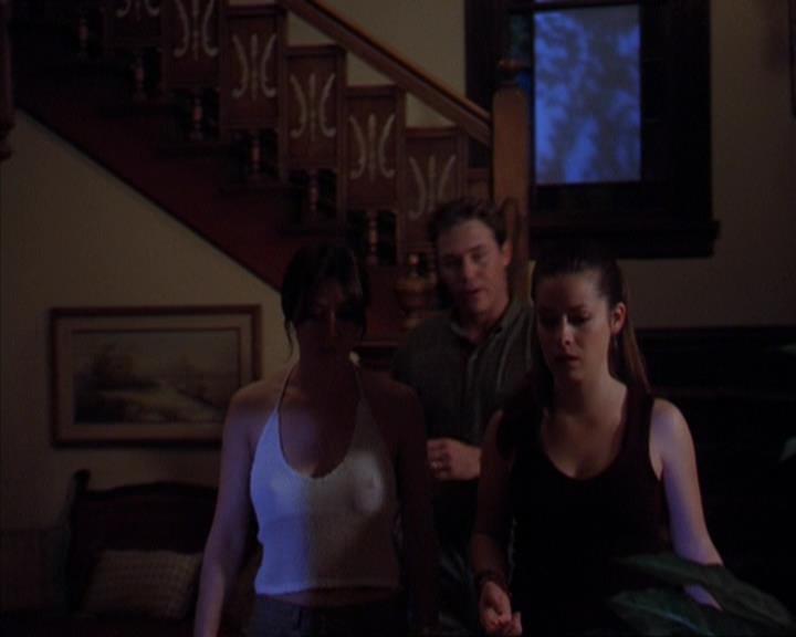 Charmed-Online-dot-319TheDemonWhoCameInFromTheCold0521.jpg