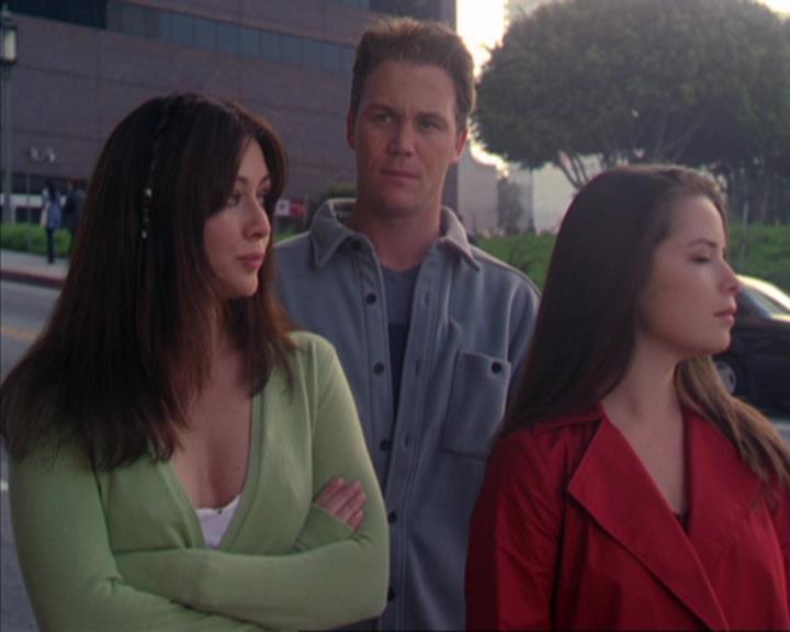 Charmed-Online-dot-319TheDemonWhoCameInFromTheCold1206.jpg