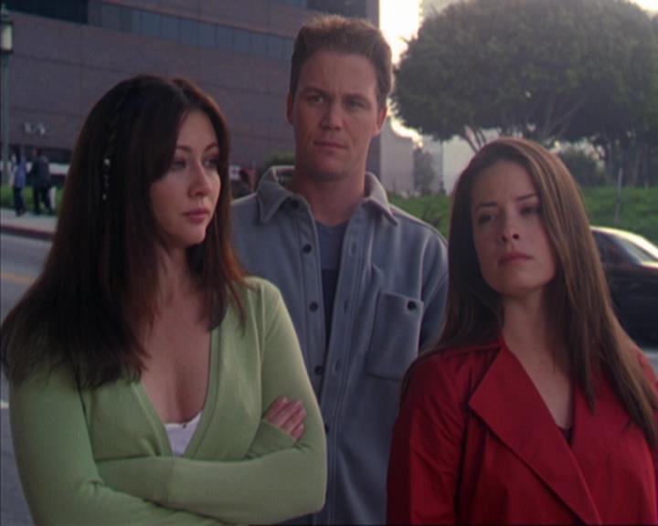 Charmed-Online-dot-319TheDemonWhoCameInFromTheCold1207.jpg