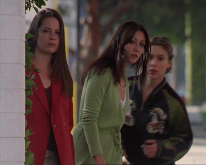 Charmed-Online-dot-319TheDemonWhoCameInFromTheCold1321.jpg