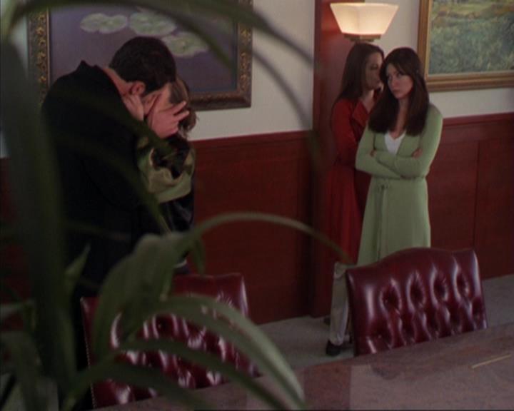 Charmed-Online-dot-319TheDemonWhoCameInFromTheCold2138.jpg