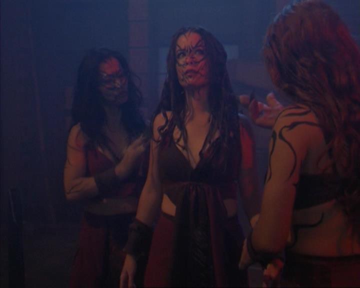 Charmed-Online_dot_net-4x03HellHathNoFury1808.jpg