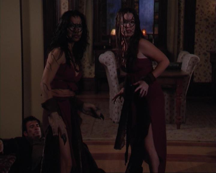Charmed-Online_dot_net-4x03HellHathNoFury1898.jpg