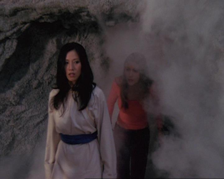 Charmed-Online_dot_net-4x04EnterTheDemon1996.jpg