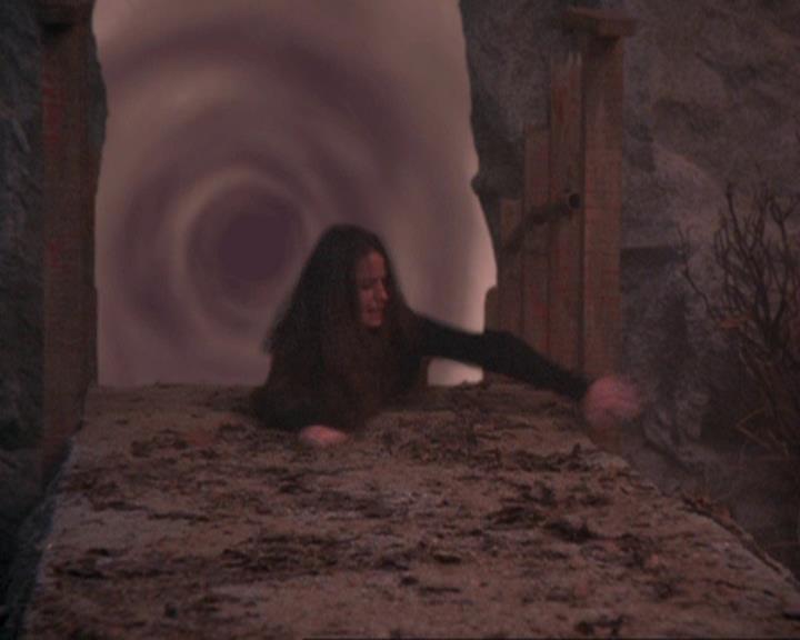 Charmed-Online_dot_net-4x04EnterTheDemon2024.jpg