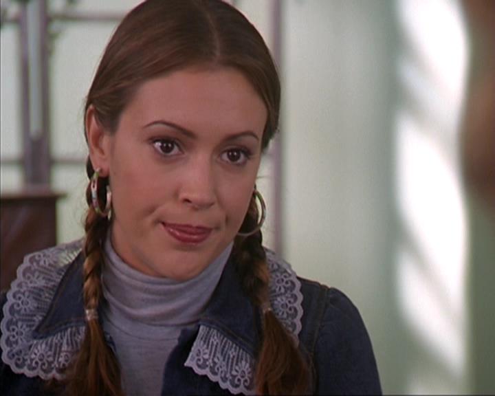 Charmed-Online-dot-net_405SizeMatters0433.jpg