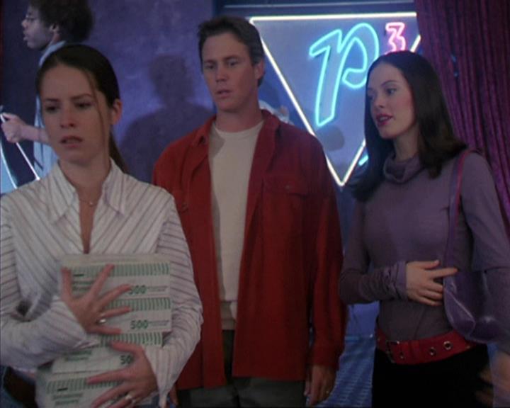 Charmed-Online-dot-net_405SizeMatters0805.jpg