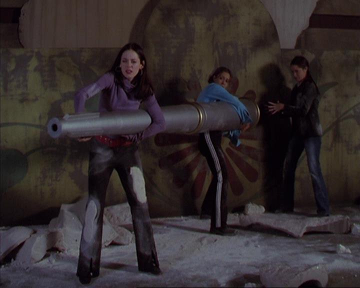 Charmed-Online-dot-net_405SizeMatters2047.jpg