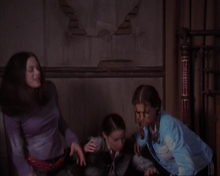 Charmed-Online-dot-net_405SizeMatters2086.jpg