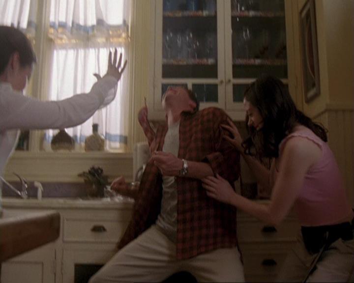 Charmed-Online-dot-417SavingPrivateLeo0865.jpg
