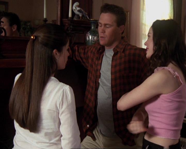 Charmed-Online-dot-417SavingPrivateLeo1086.jpg