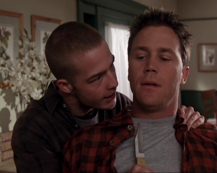 Charmed-Online-dot-417SavingPrivateLeo1448.jpg