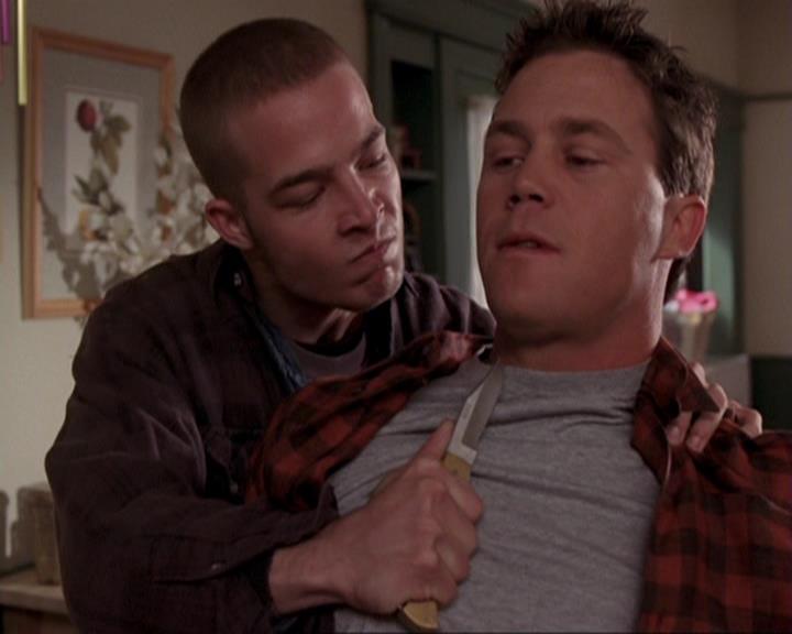 Charmed-Online-dot-417SavingPrivateLeo1460.jpg