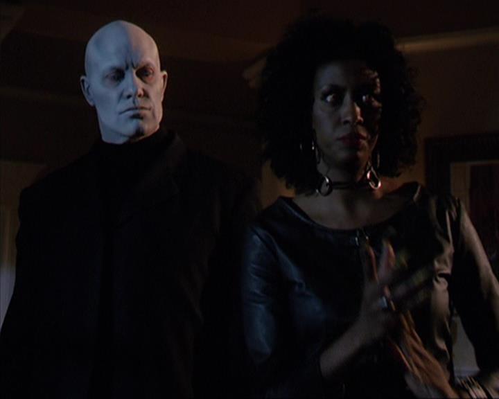 Charmed-Online-dot-419BiteMe0201.jpg
