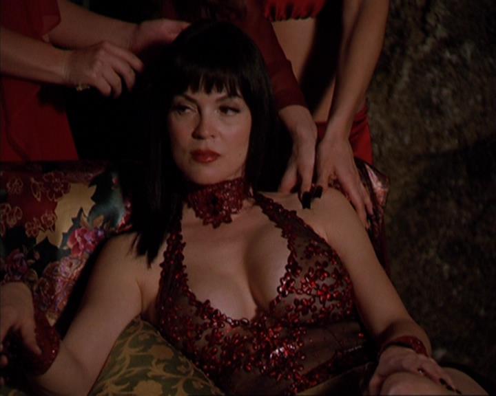 Charmed-Online-dot-419BiteMe0433.jpg