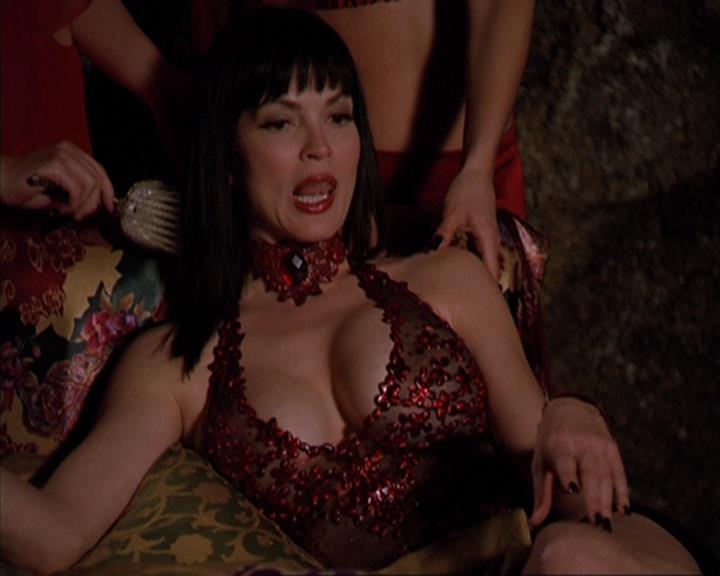 Charmed-Online-dot-419BiteMe0456.jpg