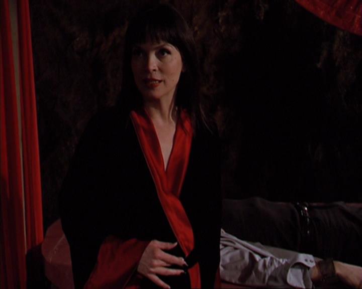 Charmed-Online-dot-419BiteMe1579.jpg