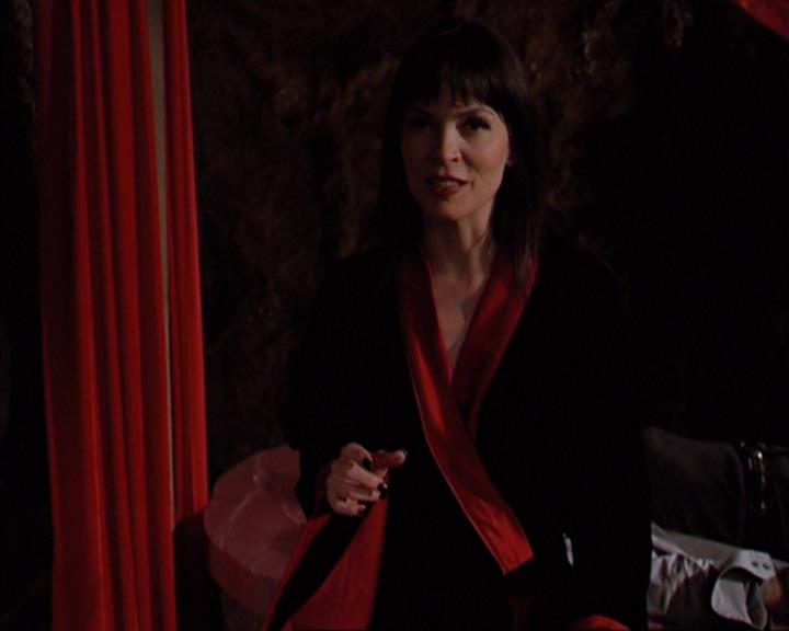 Charmed-Online-dot-419BiteMe1588.jpg