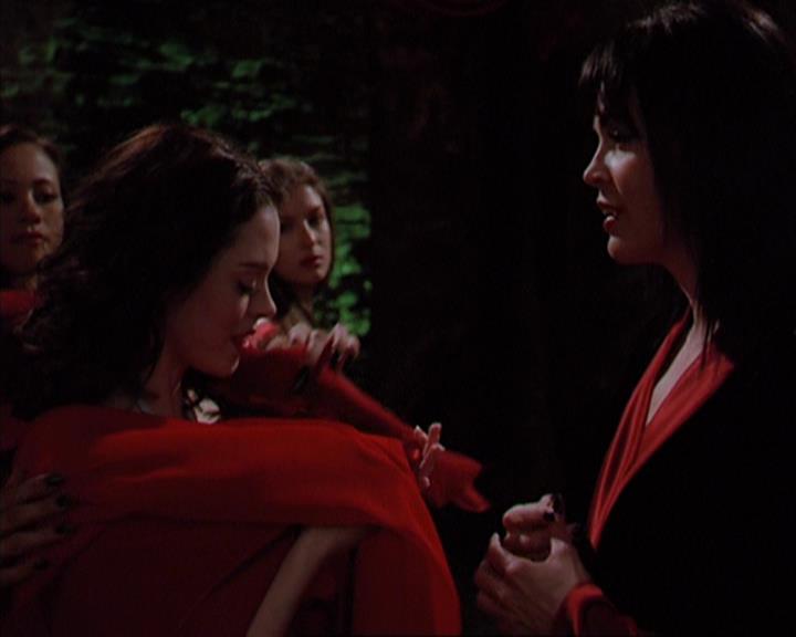 Charmed-Online-dot-419BiteMe1611.jpg
