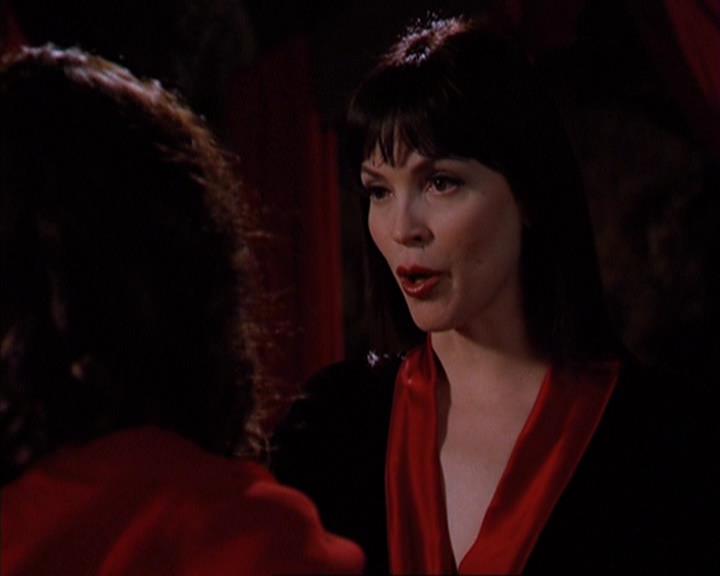 Charmed-Online-dot-419BiteMe1613.jpg
