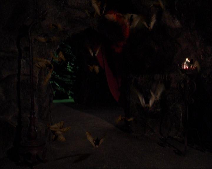 Charmed-Online-dot-419BiteMe2068.jpg
